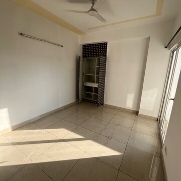 Room in 2.5 BHK Apartment at Ajnara Grand Heritage, Sector 74 – for Rent