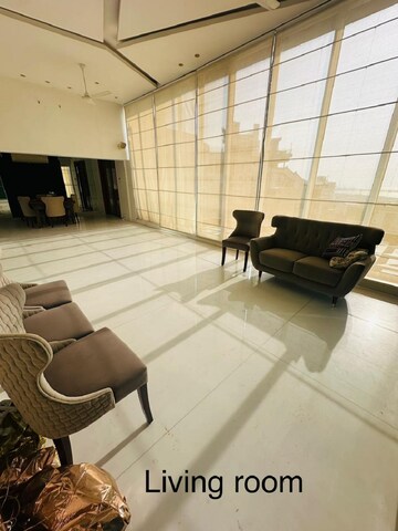 Team Area in 4 BHK Apartment at Bandra West – for Rent