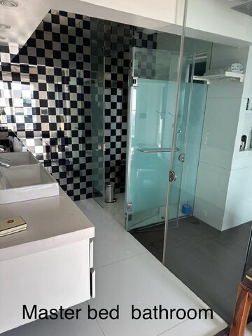 Team Area in 4 BHK Apartment at Bandra West – for Rent