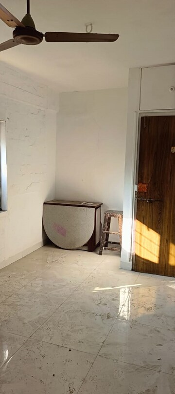 Room in 2 BHK Apartment at Khar West – for Rent