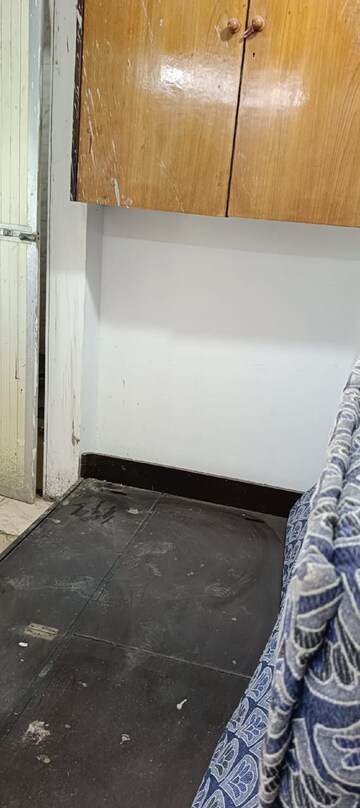 Room in 2 BHK Apartment at Khar West – for Rent