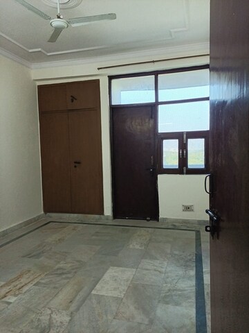 Room in 4 BHK Apartment at Sector 11 Dwarka – for Rent