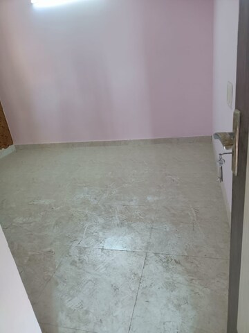 Room in 3 BHK Builder Floor at Nirman Vihar – for Rent