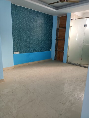 Room in 3 BHK Builder Floor at Nirman Vihar – for Rent