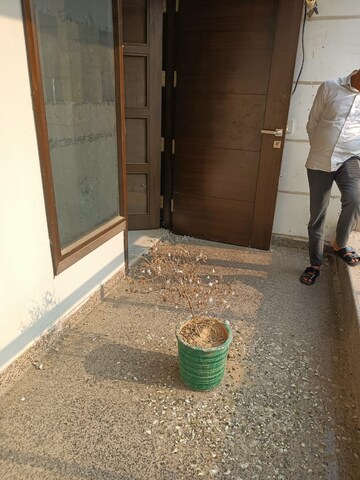 Parking in 2 BHK Builder Floor at Preet Vihar – for Rent