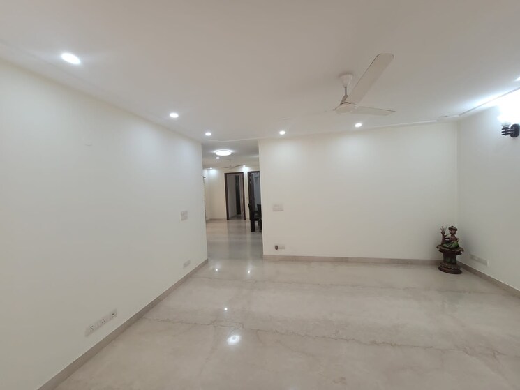 Room, sarvodya enclave 4 Bedroom 300 Sq.Yd. Builder Floor In Sarvodya Enclave Delhi 7950963