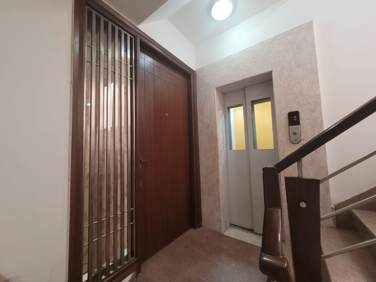 Room, sarvodya enclave 4 Bedroom 300 Sq.Yd. Builder Floor In Sarvodya Enclave Delhi 7950963