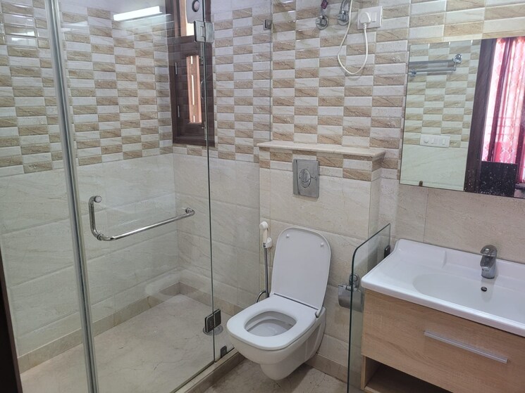 Bathroom, sarvodya enclave 4 Bedroom 300 Sq.Yd. Builder Floor In Sarvodya Enclave Delhi 7950963