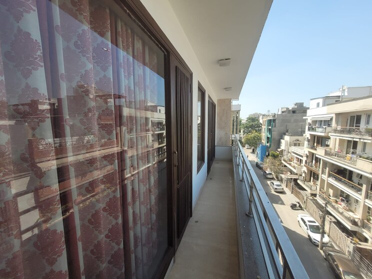 Balcony, sarvodya enclave 4 Bedroom 300 Sq.Yd. Builder Floor In Sarvodya Enclave Delhi 7950963