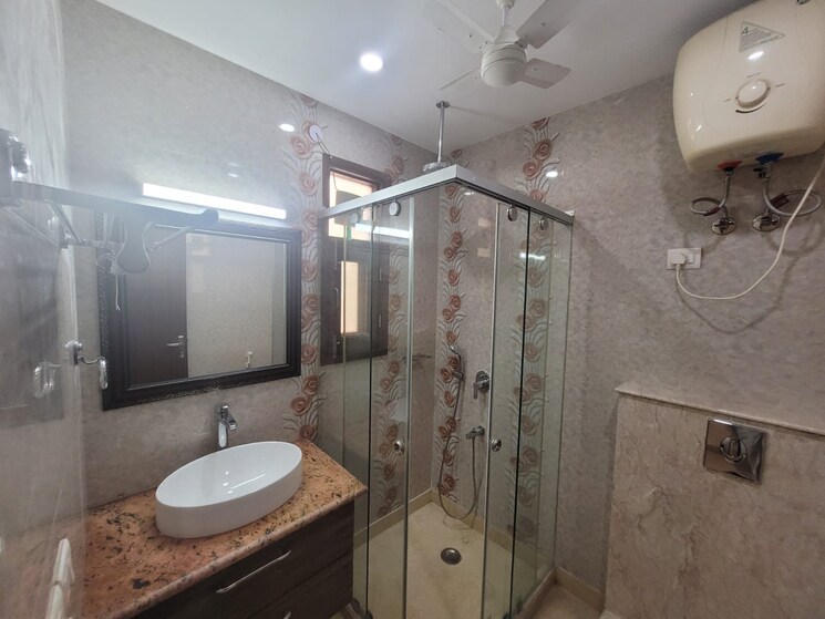 Bathroom, sarvodya enclave 4 Bedroom 300 Sq.Yd. Builder Floor In Sarvodya Enclave Delhi 7950963