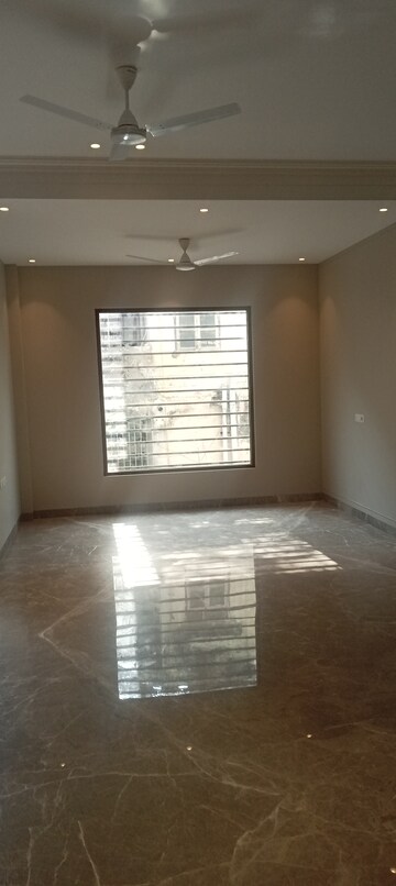 Room in 3 BHK Builder Floor at Sarvapriya Vihar – for Sale