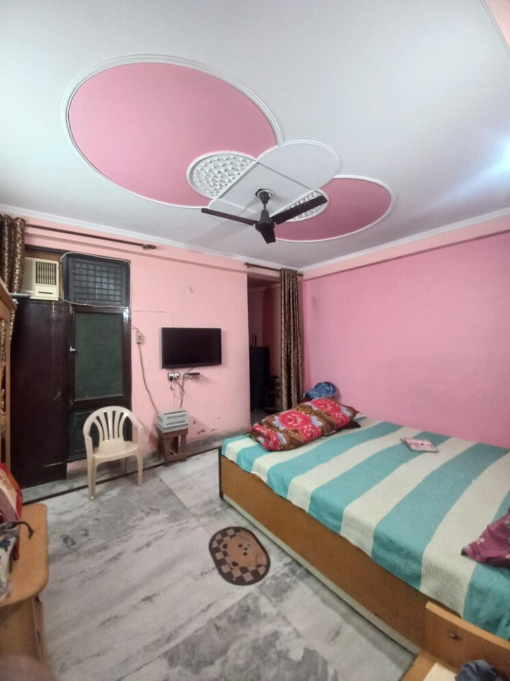 Bedroom, swaran jayanti puram 3 Bedroom 200 Sq.Mt. Builder Floor In Swaran Jayanti Puram Ghaziabad 7950975