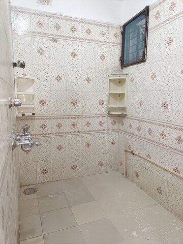 Bathroom in 2.5 BHK Apartment at Mayur Vihar 1 – for Rent