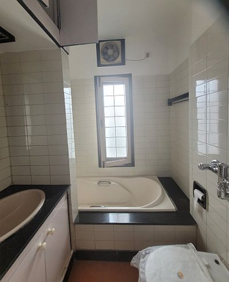 Bathroom, safdarjung development area 3 Bedroom 125 Sq.Yd. Builder Floor In Safdarjung Development Area Delhi 7950987
