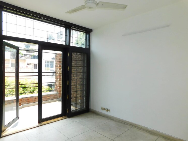 Room, safdarjung development area 3 Bedroom 125 Sq.Yd. Builder Floor In Safdarjung Development Area Delhi 7950987