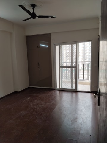 Room in 3 BHK Apartment at Amrapali Terrace Homes, Tech Zone 4 Greater Noida – for Rent