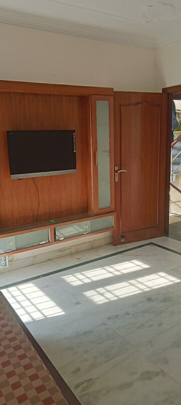 Furnished Amenities in 2 BHK Builder Floor at Safdarjung Development Area – for Sale