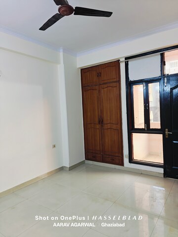 Room in 3 BHK Apartment at Pinnacle Tower, Indrapuram – for Rent