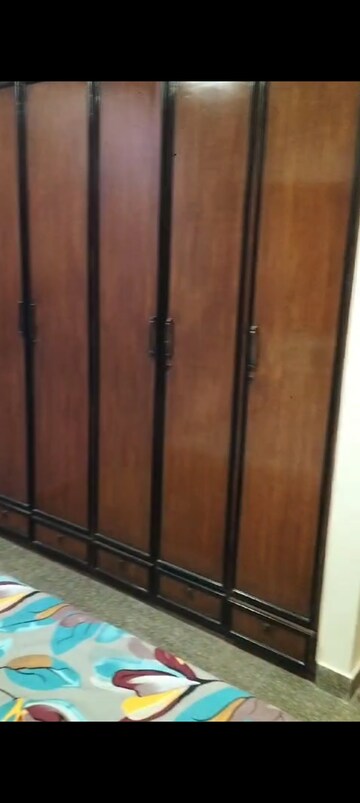 Furnished Amenities in 2.5 BHK Apartment at Bandra West – for Rent
