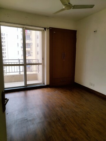 Room in 3 BHK Apartment at Jaypee Greens Kosmos, Sector 134 – for Rent