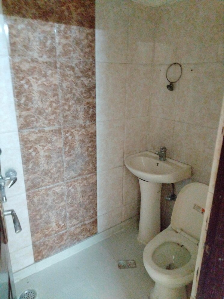 Bathroom, rajendra nagar sector 4 3 Bedroom 900 Sq.Ft. Independent House In Rajendra Nagar Sector 4 Ghaziabad 7951319