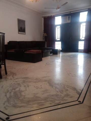 Room in 4 BHK Builder Floor at Saket – for Rent