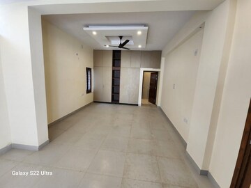 Room in 4 BHK Builder Floor at Nehru Enclave – for Rent