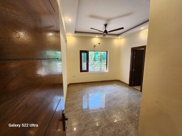 Furnished Amenities in 4 BHK Builder Floor at Nehru Enclave – for Rent