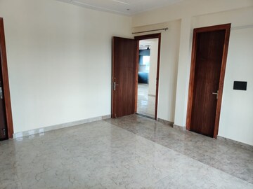 Room in 3.5 BHK Villa at Omicron Ii Greater Noida – for Rent