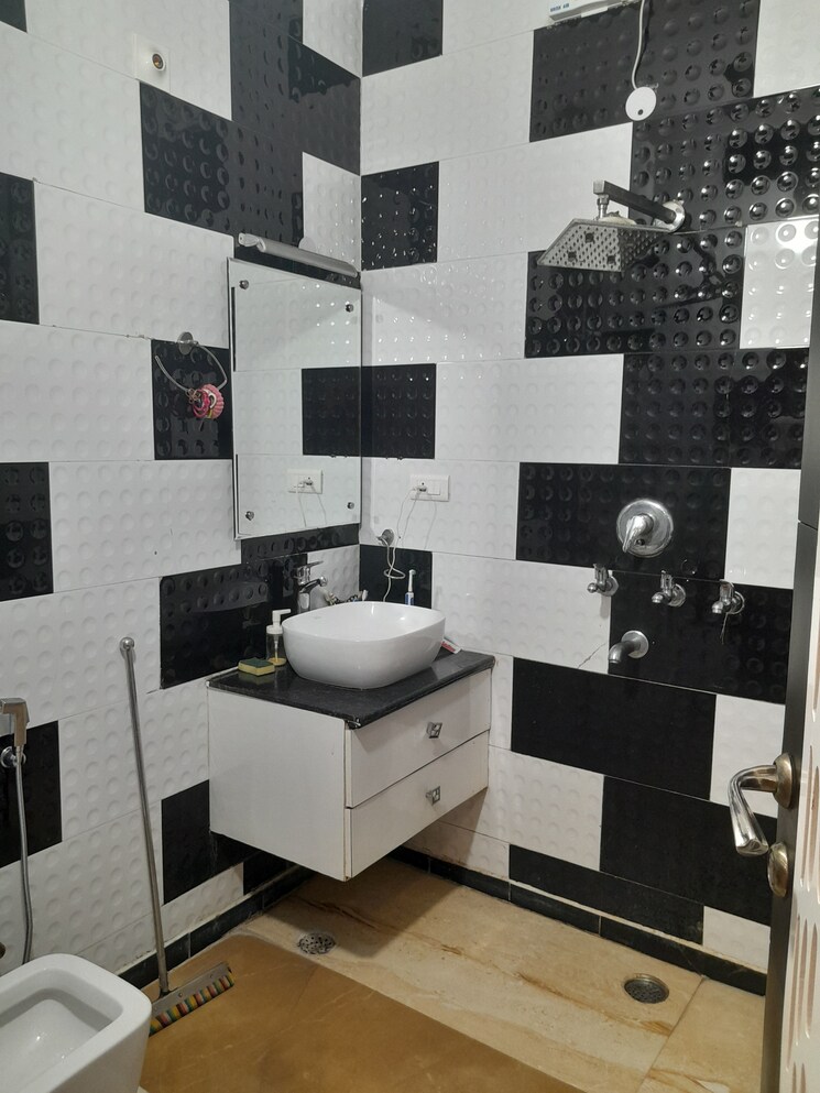 Master Bedroom, rohini sector 11 4 Bedroom 130 Sq.Mt. Builder Floor In Rohini Sector 11 Delhi 7951512