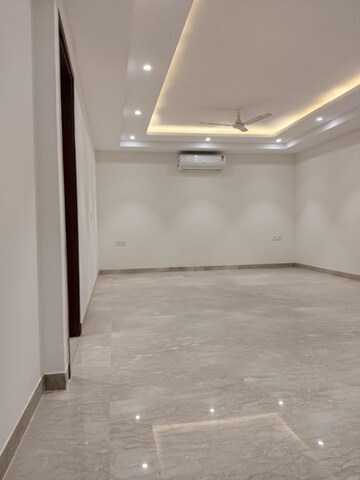 Room in 4 BHK Builder Floor at Infinite Luxury, South City 2 – for Rent