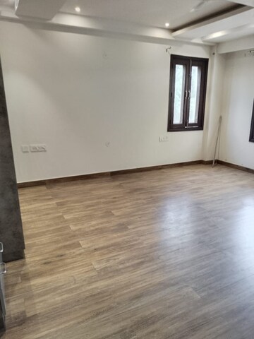 Room in 4 BHK Builder Floor at Infinite Luxury, South City 2 – for Rent