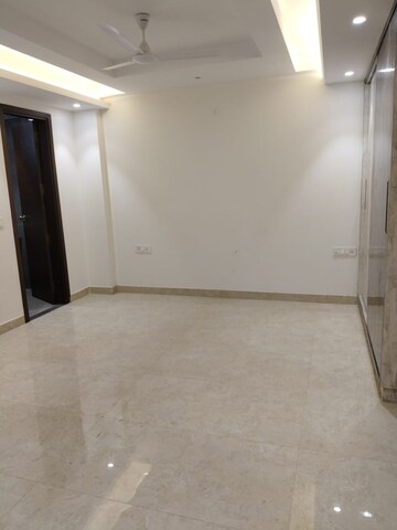 Room in 4 BHK Builder Floor at Infinite Luxury, South City 2 – for Rent