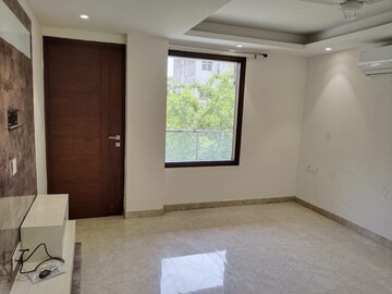 Room in 4 BHK Builder Floor at Infinite Luxury, South City 2 – for Rent