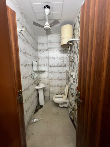 Bathroom in 6+ BHK Independent House at Ansal Sushant Floors, Sushant Lok ii – for Sale