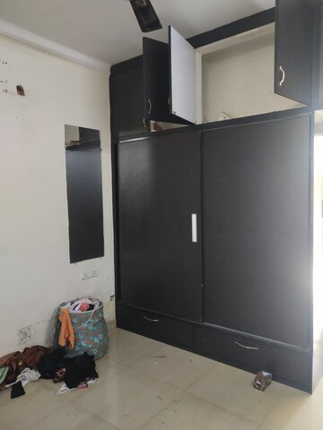 Room in 2 BHK Apartment at Express Zenith, Sector 77 – for Rent