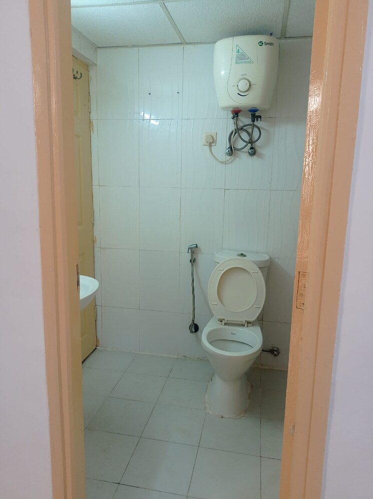 Bathroom, mahagun-maple 3 Bedroom 1575 Sq.Ft. Apartment In Sector 50 Noida 7951943