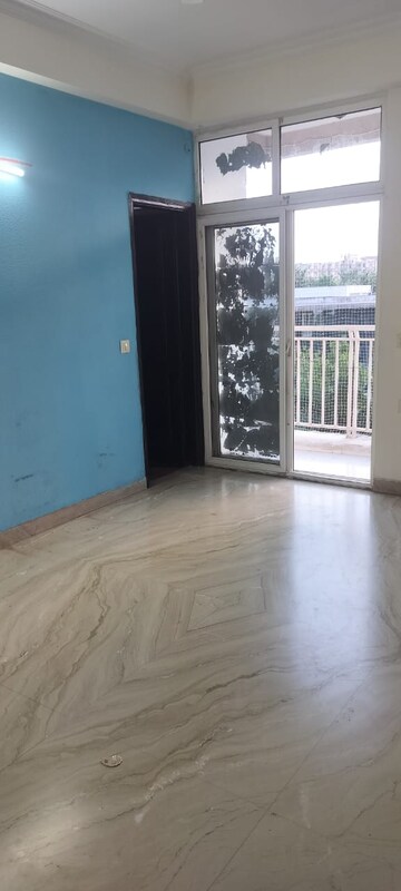Room in 3 BHK Apartment at Mahagun Maple, Sector 50 – for Sale