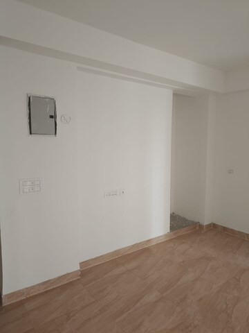 Room in 2 BHK Apartment at LG Employees CHS, Pi I And Ii Greater Noida – for Rent