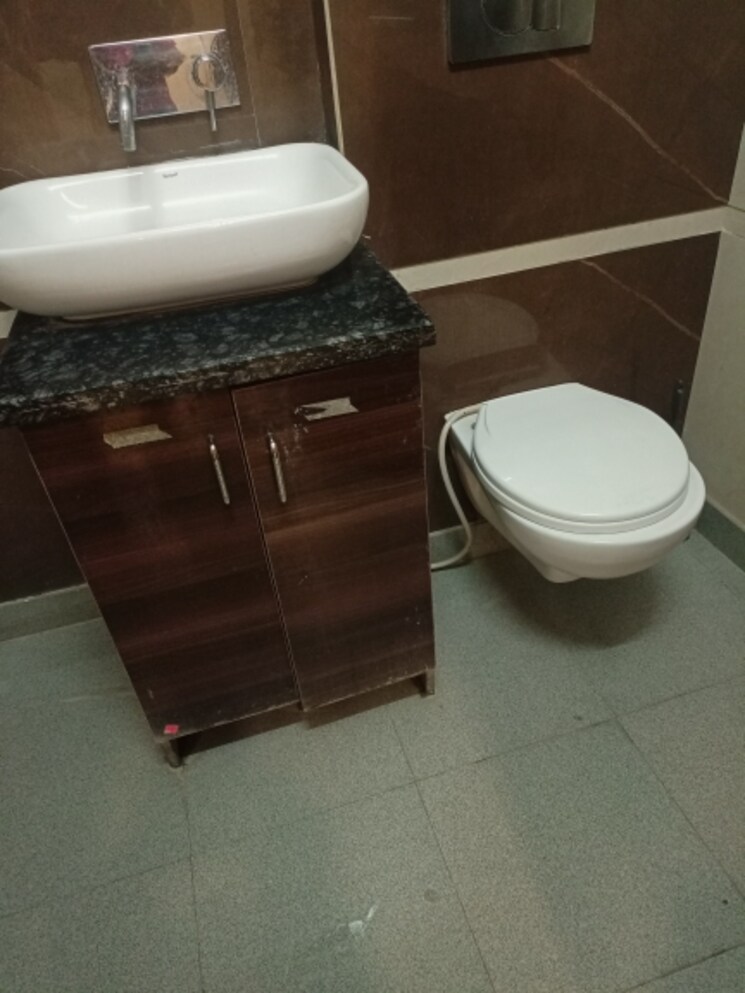 Bathroom, rajouri garden 3 Bedroom 1400 Sq.Ft. Builder Floor In Rajouri Garden Delhi 7951792