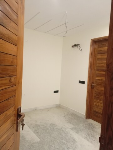 Room in 3 BHK Builder Floor at Moti Nagar – for Sale