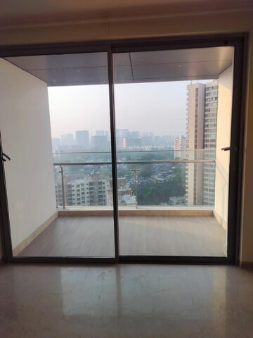 Room in 3 BHK Apartment at Oberoi Maxima, Andheri East – for Rent