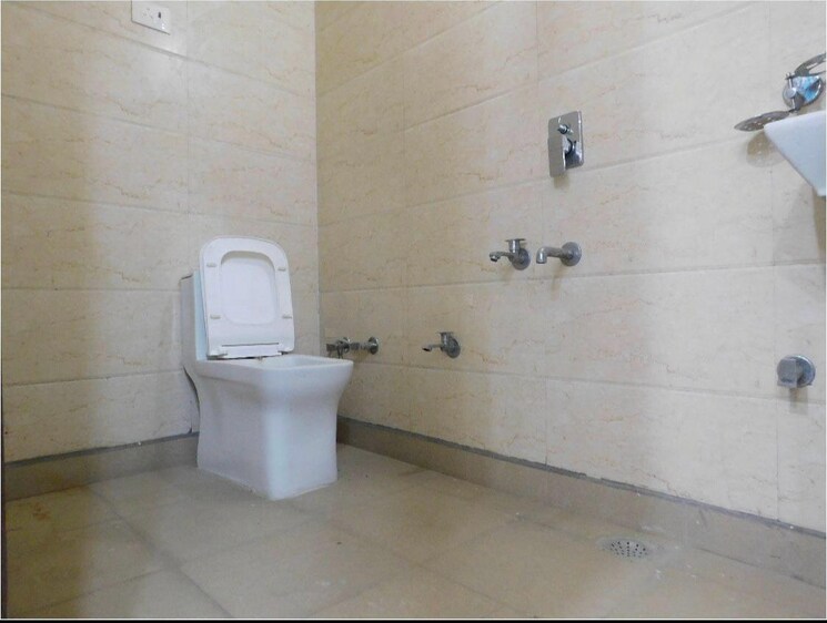 Bathroom, dwarka mor 3.5 Bedroom 1200 Sq.Ft. Builder Floor In Dwarka Mor Delhi 7951903