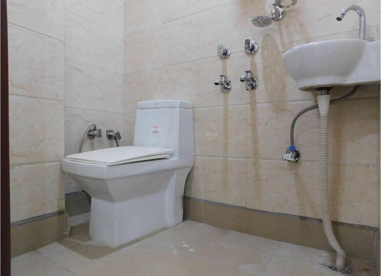 Bathroom, dwarka mor 3.5 Bedroom 1200 Sq.Ft. Builder Floor In Dwarka Mor Delhi 7951903