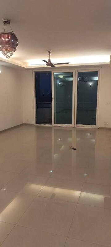 Room in 3.5 BHK Apartment at Omaxe Twin Towers, Sector 50 – for Sale