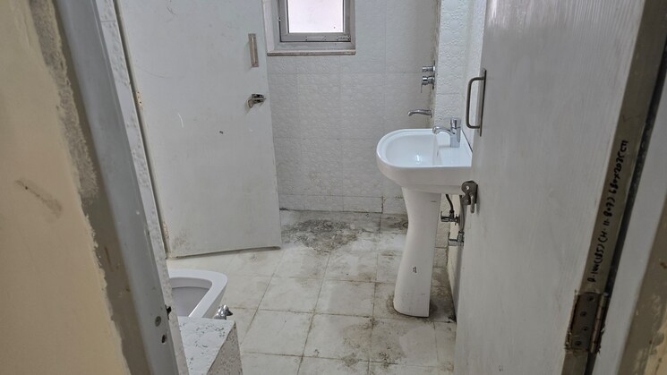 Bathroom, sector 19b dwarka 3 Bedroom 2100 Sq.Ft. Apartment In Sector 19b Dwarka Delhi 7952129