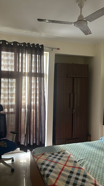 Room in 2.5 BHK Apartment at Amrapali Silicon City, Sector 76 – for Rent
