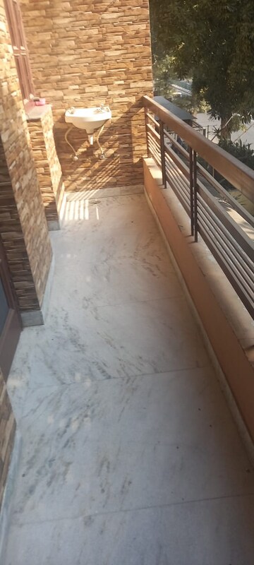 Balcony in 2 BHK Builder Floor at Sector 40 – for Rent