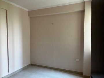Room in 2 BHK Apartment at Amrapali Golf Homes, Sector 4, Greater Noida – for Sale