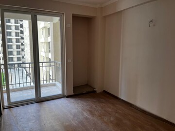 Room in 2 BHK Apartment at Amrapali Golf Homes, Sector 4, Greater Noida – for Sale